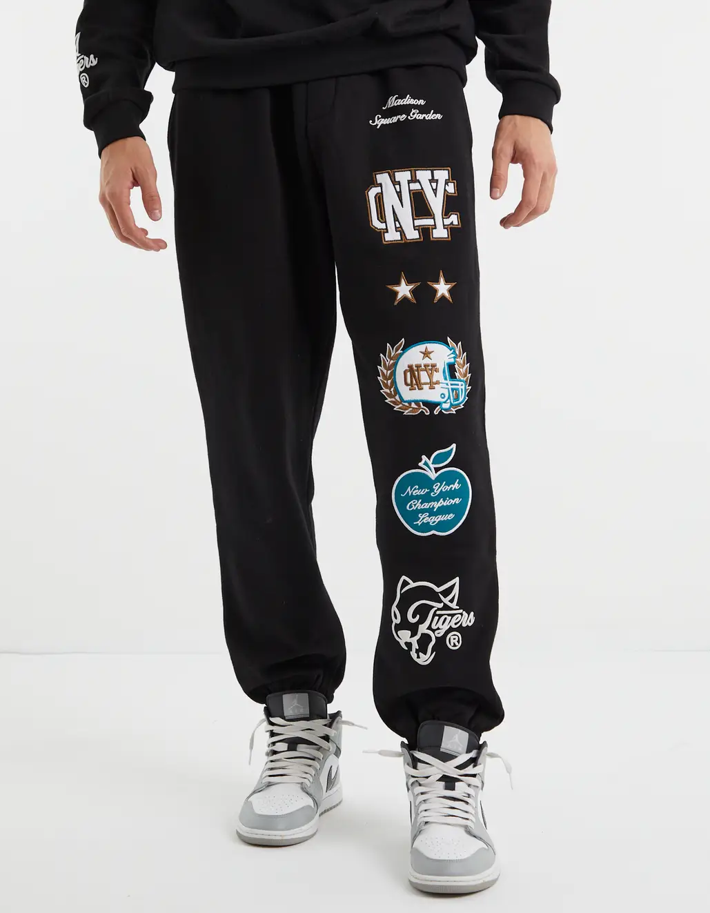 NEW YORK CHAMPS BAGGY TRACK PANTS IN SOLID BLACK