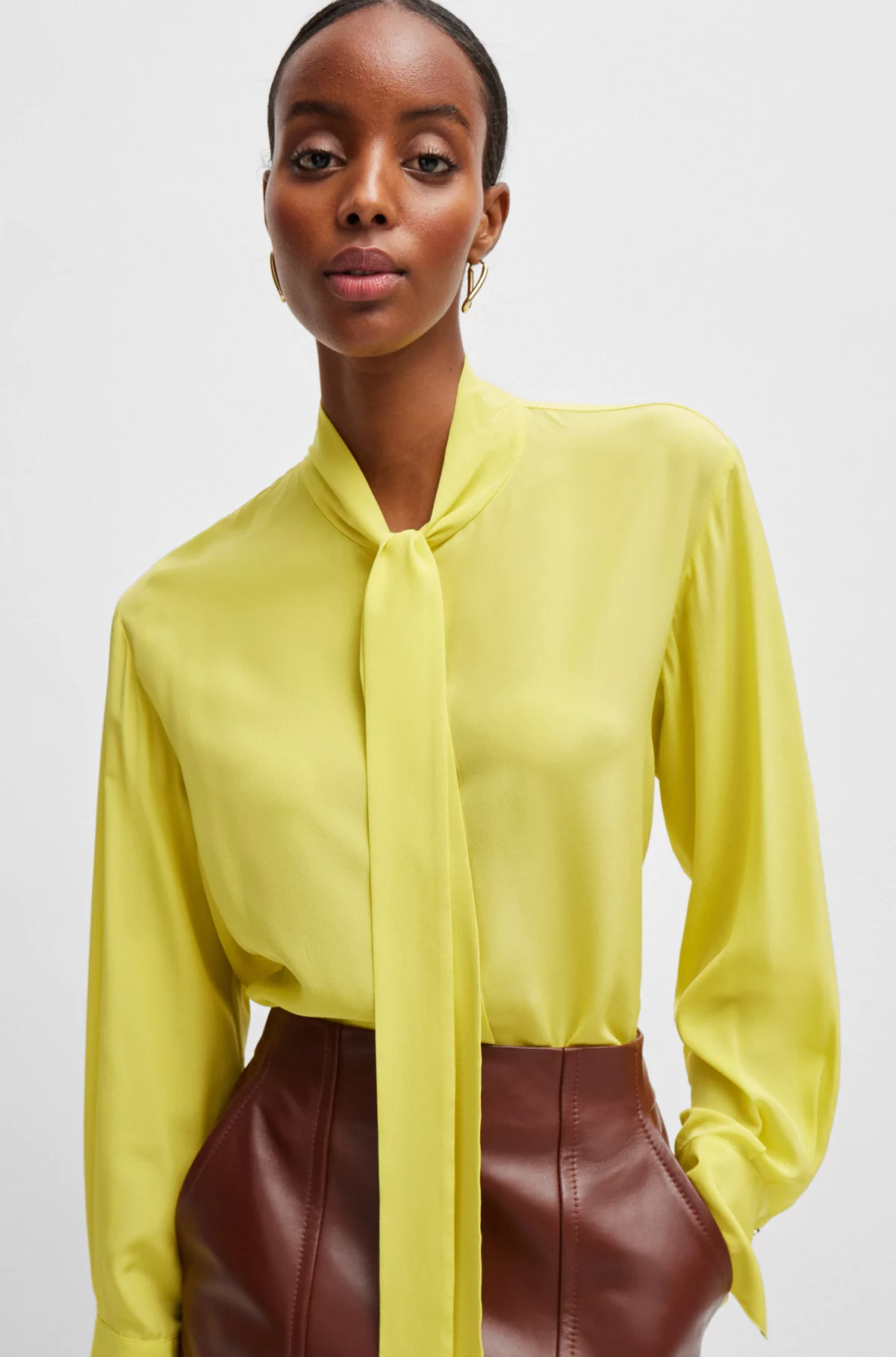 RELAXED-FIT BLOUSE IN WASHED SILK WITH TIE COLLAR